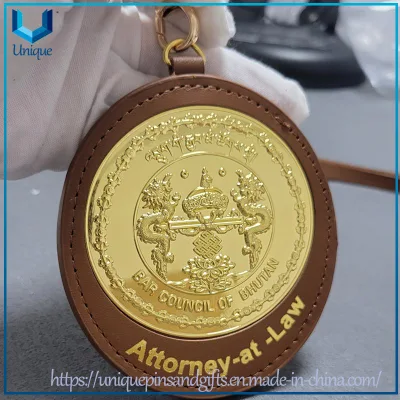 Distintivo de cobre personalizado de alta qualidade com função de suporte de identificação com suporte de couro de vaca de primeira camada genuíno, distintivo de metal de cobre de alta qualidade com suporte de identificação